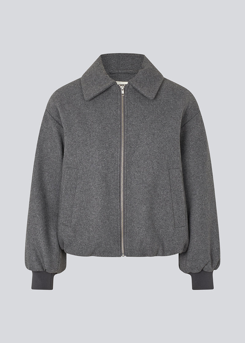 Padded bomber jacket in a wool mix. Ommimd jacket has a zipper closure, collar and two front pockets. The model is 175 cm and wears a size s/36.