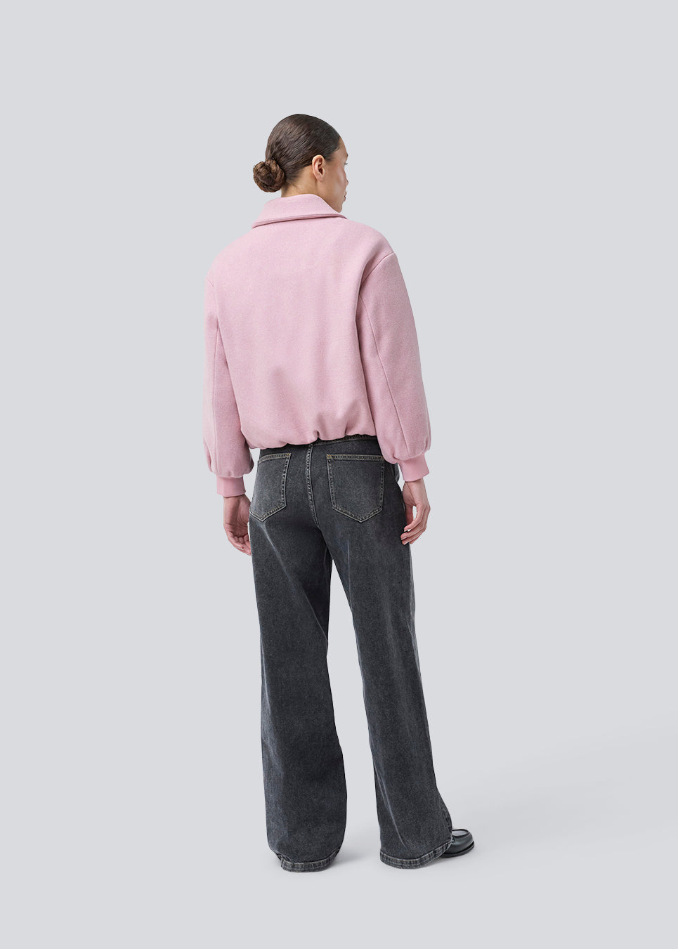Padded bomber jacket in a wool mix. Ommimd jacket has a zipper closure, collar and two front pockets. The model is 175 cm and wears a size s/36.