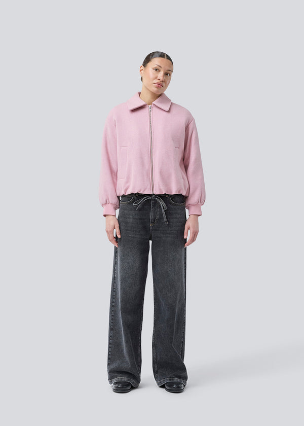 Padded bomber jacket in a wool mix. Ommimd jacket has a zipper closure, collar and two front pockets. The model is 175 cm and wears a size s/36.