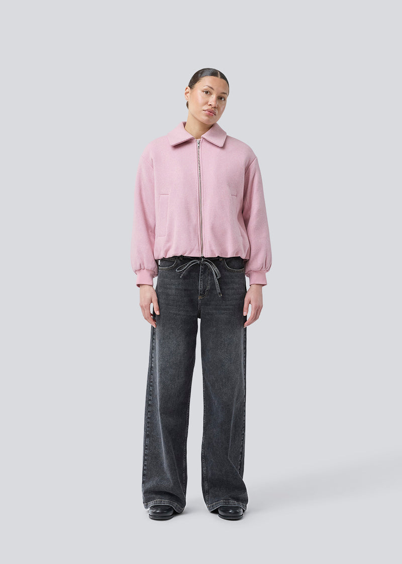 Padded bomber jacket in a wool mix. Ommimd jacket has a zipper closure, collar and two front pockets. The model is 175 cm and wears a size s/36.