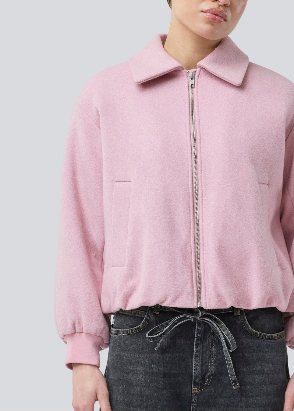 Padded bomber jacket in a wool mix. Ommimd jacket has a zipper closure, collar and two front pockets. The model is 175 cm and wears a size s/36.
