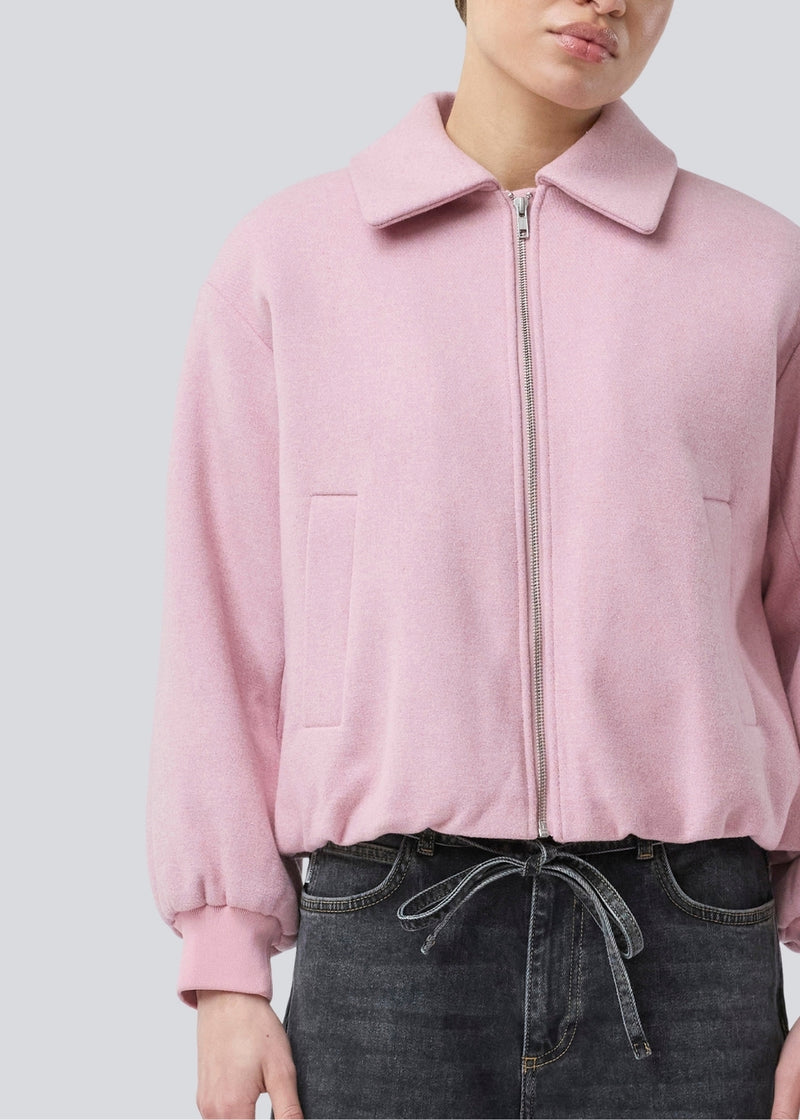 Padded bomber jacket in a wool mix. Ommimd jacket has a zipper closure, collar and two front pockets. The model is 175 cm and wears a size s/36.