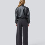 Bomber jacket with a worn look in 100% leather. Opeyamd jacket has a collar and two front pockets with button closure. The model is 175 cm and wears a size s/36.