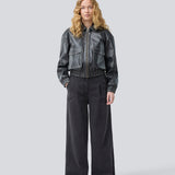 Bomber jacket with a worn look in 100% leather. Opeyamd jacket has a collar and two front pockets with button closure. The model is 175 cm and wears a size s/36.
