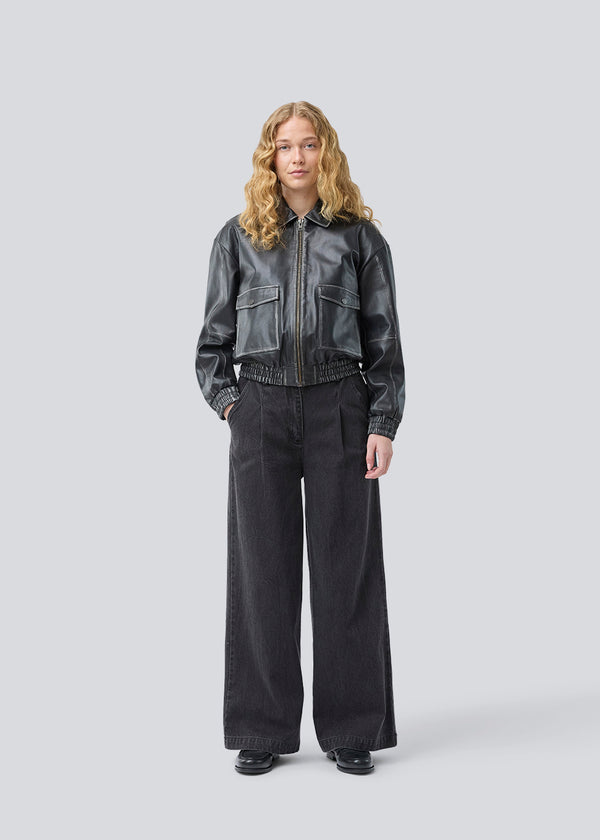 Bomber jacket with a worn look in 100% leather. Opeyamd jacket has a collar and two front pockets with button closure. The model is 175 cm and wears a size s/36.