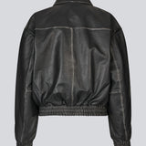 Bomber jacket with a worn look in 100% leather. Opeyamd jacket has a collar and two front pockets with button closure. The model is 175 cm and wears a size s/36.