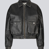 Bomber jacket with a worn look in 100% leather. Opeyamd jacket has a collar and two front pockets with button closure. The model is 175 cm and wears a size s/36.