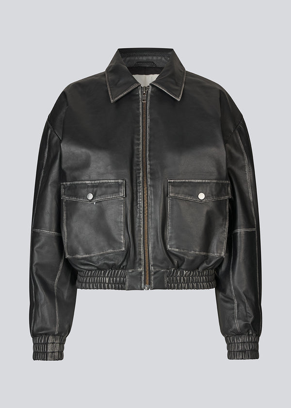Bomber jacket with a worn look in 100% leather. Opeyamd jacket has a collar and two front pockets with button closure. The model is 175 cm and wears a size s/36.