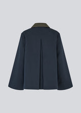 Lose jacket with corduroy collar and hidden press buttons. Orkidemd jacket has an inverted pleat on the back. The model is 175 cm and wears a size s/36.