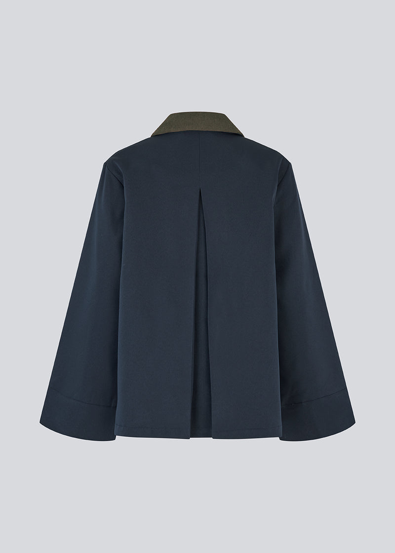 Lose jacket with corduroy collar and hidden press buttons. Orkidemd jacket has an inverted pleat on the back. The model is 175 cm and wears a size s/36.
