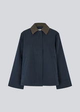 Lose jacket with corduroy collar and hidden press buttons. Orkidemd jacket has an inverted pleat on the back. The model is 175 cm and wears a size s/36.