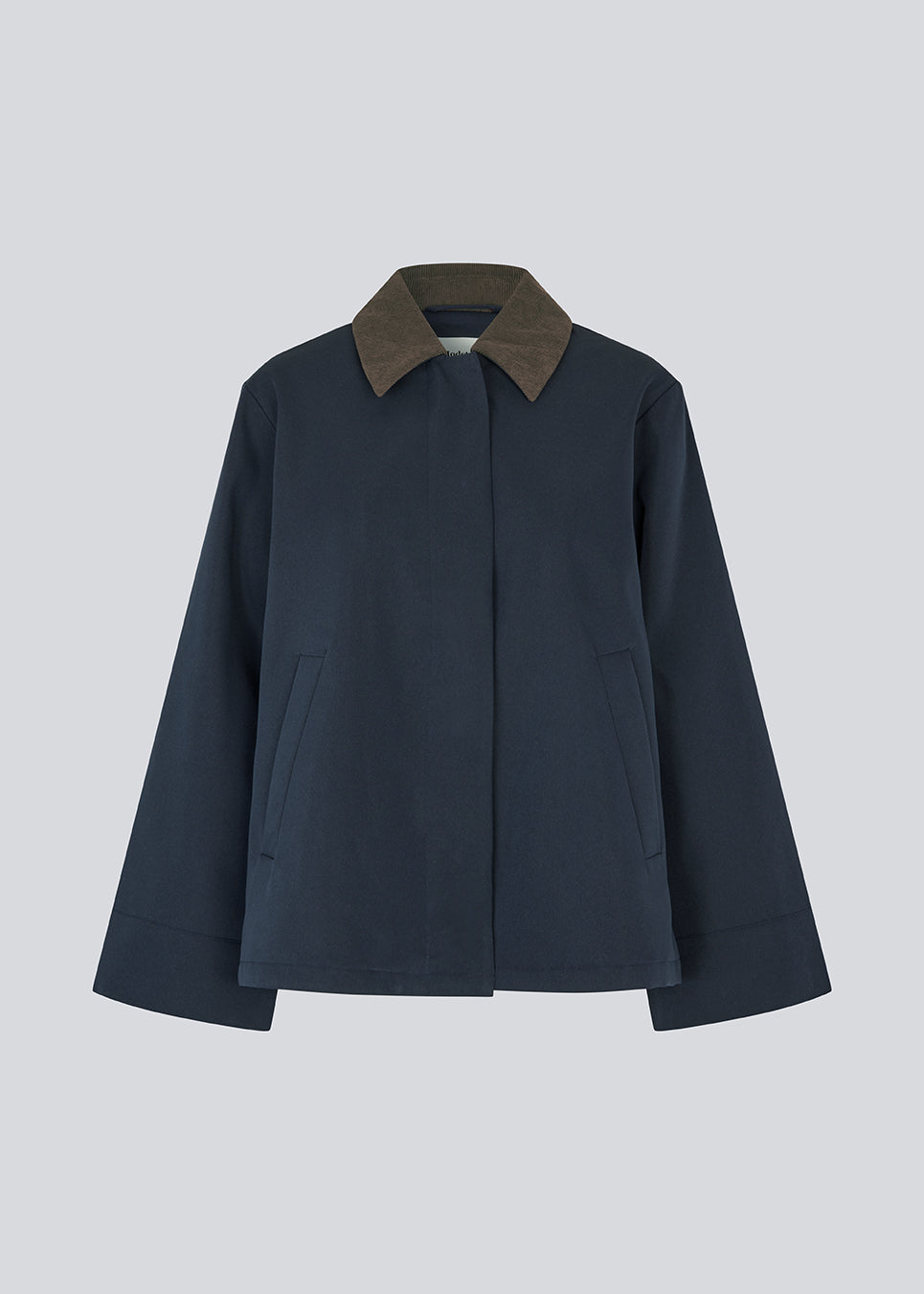Lose jacket with corduroy collar and hidden press buttons. Orkidemd jacket has an inverted pleat on the back. The model is 175 cm and wears a size s/36.