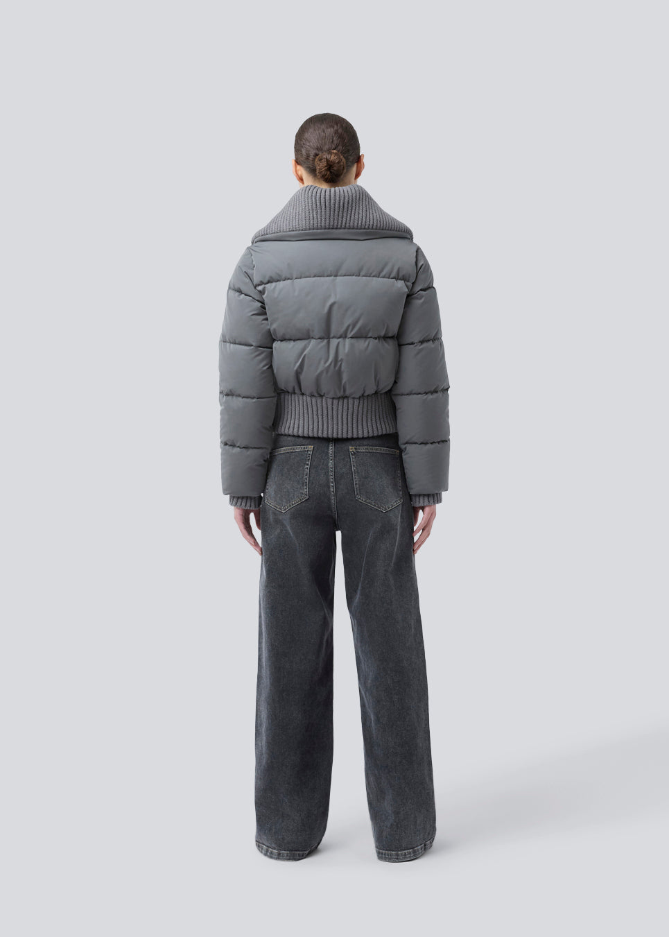 Short puffer jacket with a wide rib collar. Orzalamd jacket has a zipper closure and buttons in front and two front pockets. The model is 175 cm and wears a size s/36.