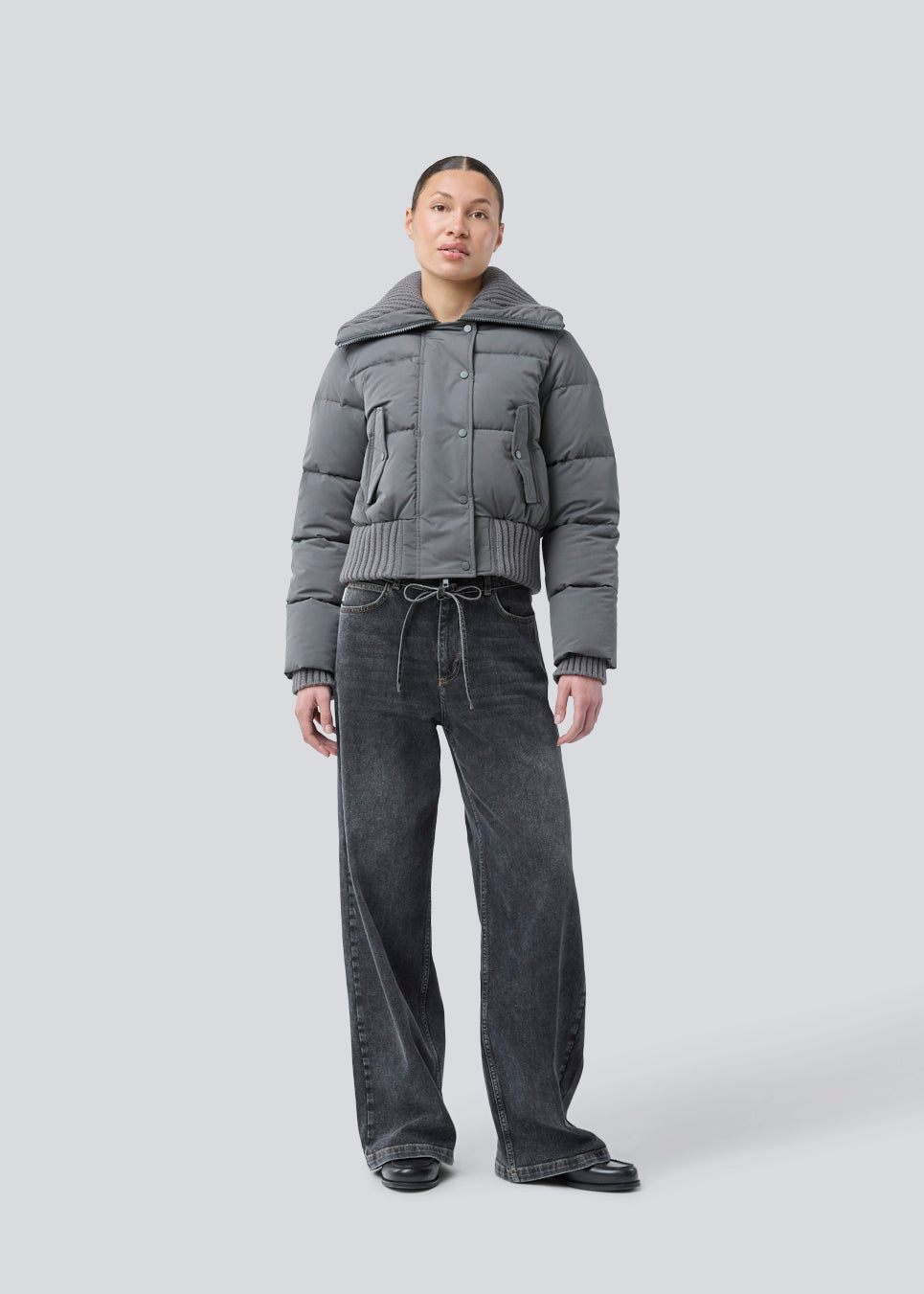 Short puffer jacket with a wide rib collar. Orzalamd jacket has a zipper closure and buttons in front and two front pockets. The model is 175 cm and wears a size s/36.