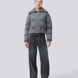 Short puffer jacket with a wide rib collar. Orzalamd jacket has a zipper closure and buttons in front and two front pockets. The model is 175 cm and wears a size s/36.