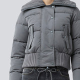 Short puffer jacket with a wide rib collar. Orzalamd jacket has a zipper closure and buttons in front and two front pockets. The model is 175 cm and wears a size s/36.