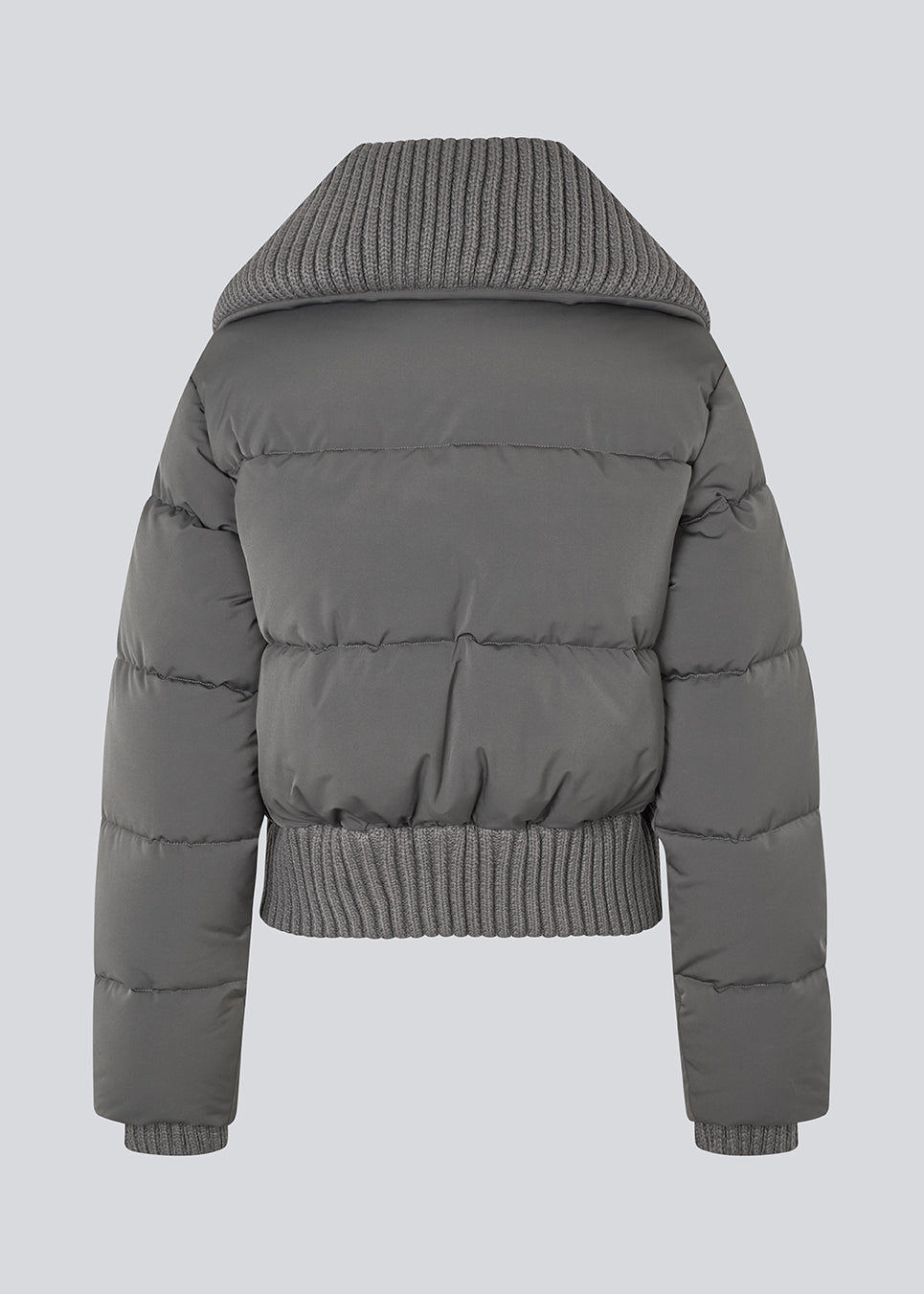 Short puffer jacket with a wide rib collar. Orzalamd jacket has a zipper closure and buttons in front and two front pockets. The model is 175 cm and wears a size s/36.