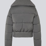 Short puffer jacket with a wide rib collar. Orzalamd jacket has a zipper closure and buttons in front and two front pockets. The model is 175 cm and wears a size s/36.