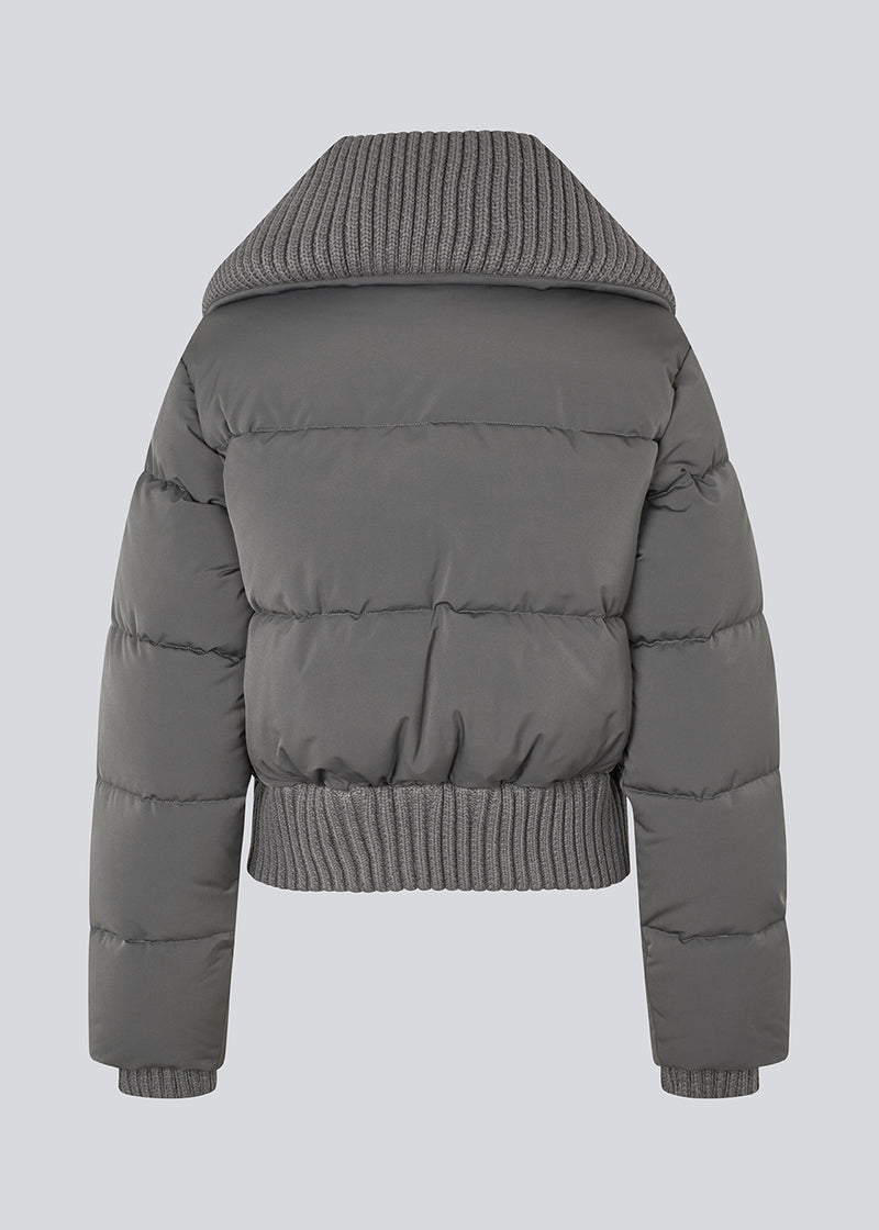 Short puffer jacket with a wide rib collar. Orzalamd jacket has a zipper closure and buttons in front and two front pockets. The model is 175 cm and wears a size s/36.