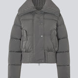 Short puffer jacket with a wide rib collar. Orzalamd jacket has a zipper closure and buttons in front and two front pockets. The model is 175 cm and wears a size s/36.
