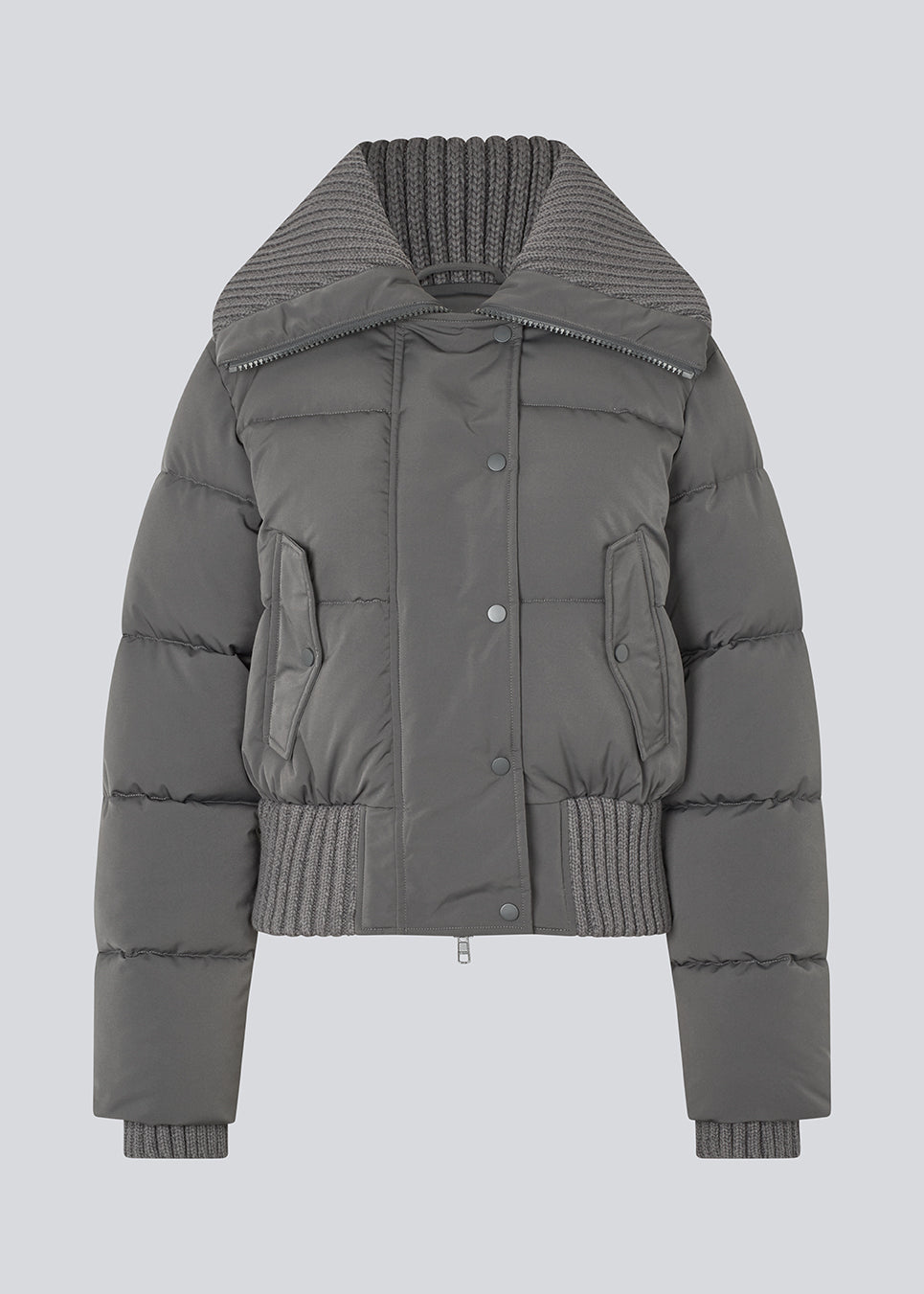 Short puffer jacket with a wide rib collar. Orzalamd jacket has a zipper closure and buttons in front and two front pockets. The model is 175 cm and wears a size s/36.