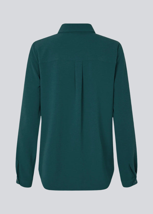 Classic shirt in a loose and relaxed silhouette. Ossa shirt has a small collar, slim cuff and buttons in a matching colour for a sleek design.