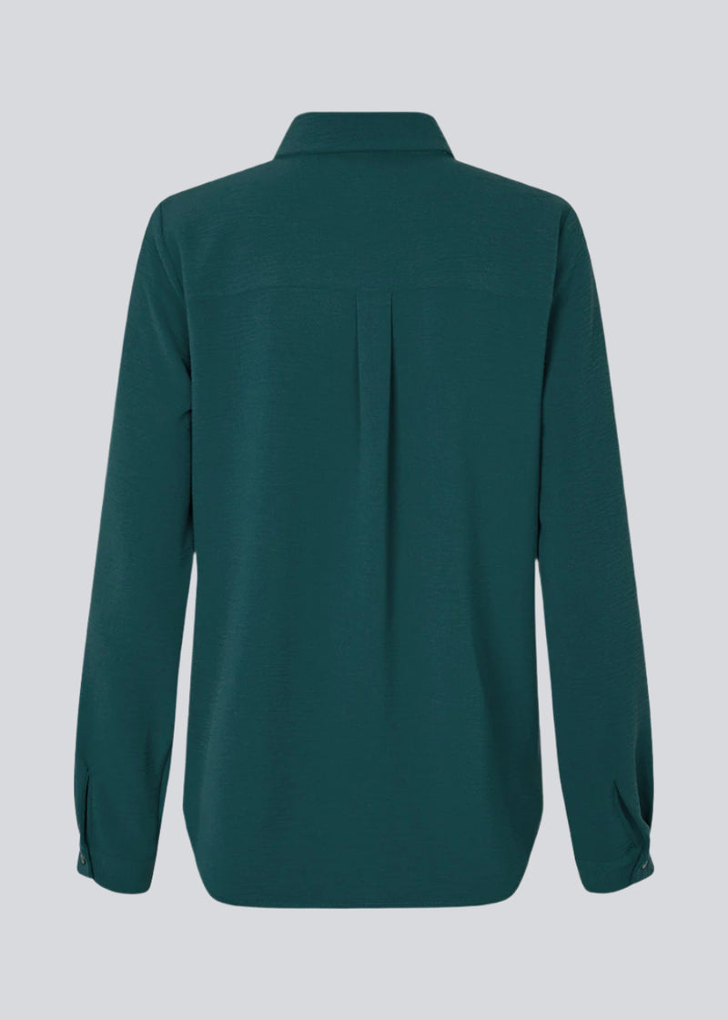 Classic shirt in a loose and relaxed silhouette. Ossa shirt has a small collar, slim cuff and buttons in a matching colour for a sleek design.