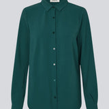 Classic shirt in a loose and relaxed silhouette. Ossa shirt has a small collar, slim cuff and buttons in a matching colour for a sleek design.