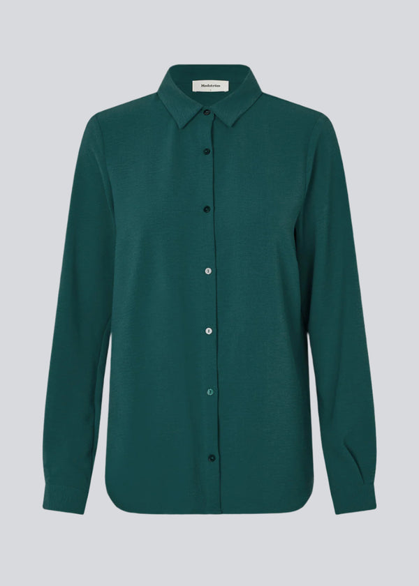 Classic shirt in a loose and relaxed silhouette. Ossa shirt has a small collar, slim cuff and buttons in a matching colour for a sleek design.