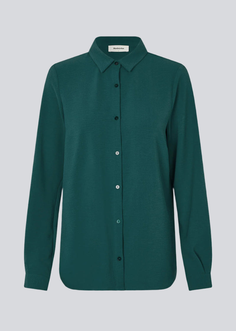 Classic shirt in a loose and relaxed silhouette. Ossa shirt has a small collar, slim cuff and buttons in a matching colour for a sleek design.