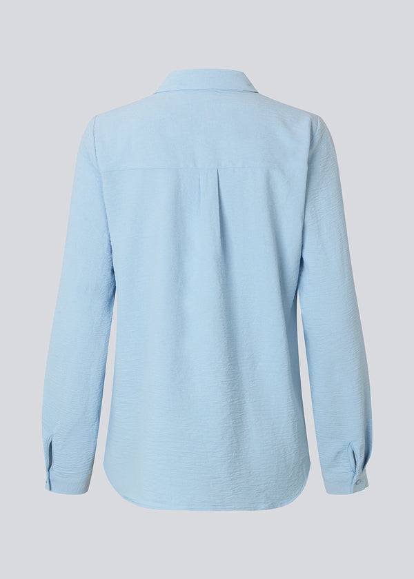 Classic shirt in light baby blue in a loose and relaxed silhouette. Ossa shirt has a small collar, slim cuff and buttons in a matching colour for a sleek design.&nbsp;