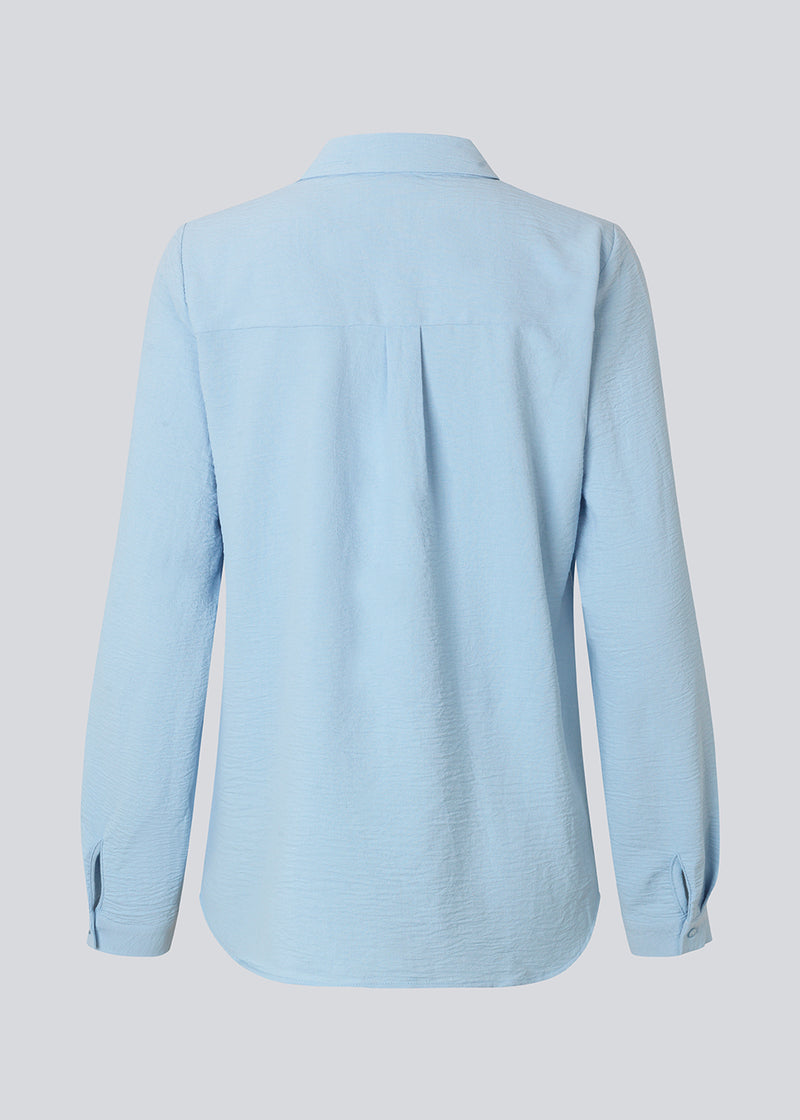 Classic shirt in light baby blue in a loose and relaxed silhouette. Ossa shirt has a small collar, slim cuff and buttons in a matching colour for a sleek design.&nbsp;