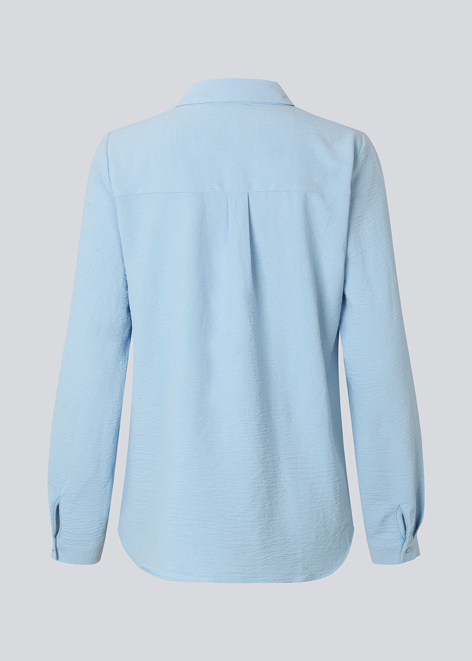 Classic shirt in light baby blue in a loose and relaxed silhouette. Ossa shirt has a small collar, slim cuff and buttons in a matching colour for a sleek design.&nbsp;