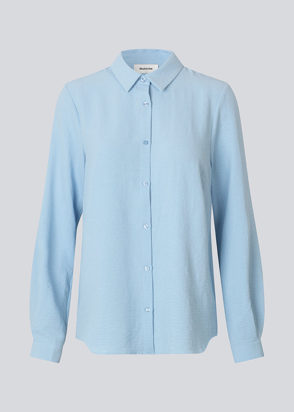 Classic shirt in light baby blue in a loose and relaxed silhouette. Ossa shirt has a small collar, slim cuff and buttons in a matching colour for a sleek design.&nbsp;