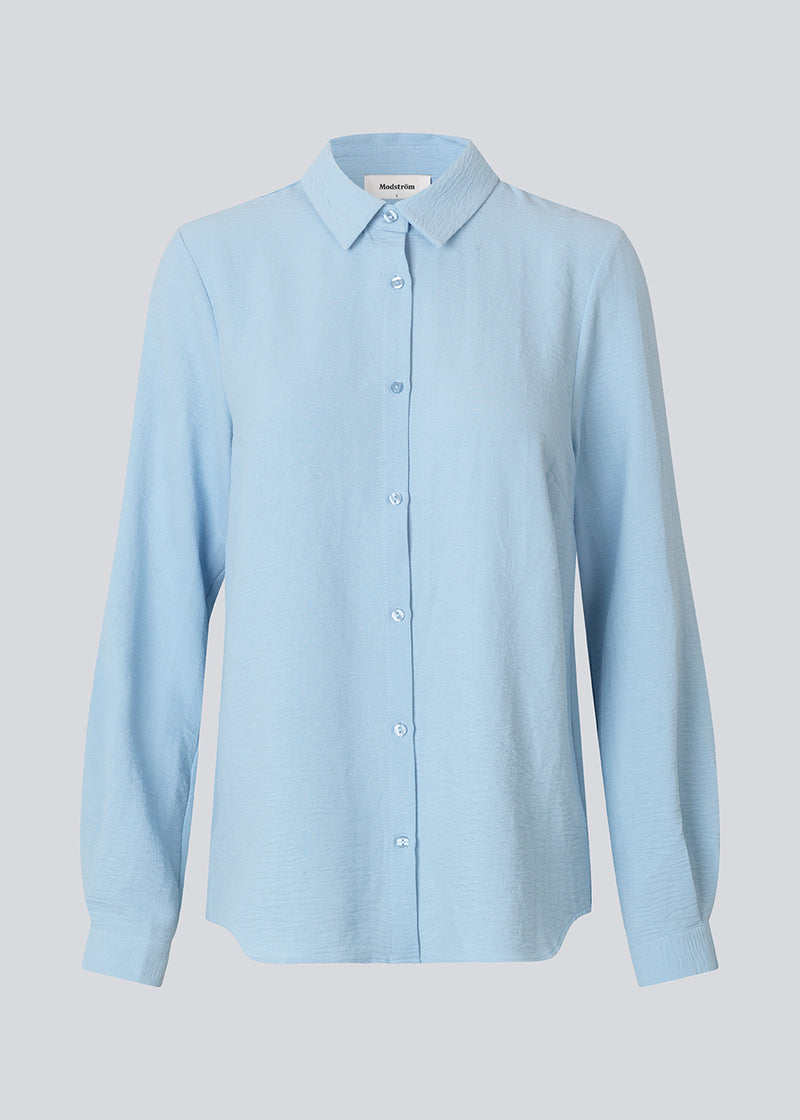 Classic shirt in light baby blue in a loose and relaxed silhouette. Ossa shirt has a small collar, slim cuff and buttons in a matching colour for a sleek design.&nbsp;