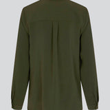Classic shirt in dark green in a loose and relaxed silhouette. Ossa shirt has a small collar, slim cuff and buttons in a matching colour for a sleek design. 