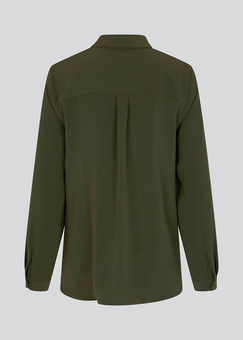 Classic shirt in dark green in a loose and relaxed silhouette. Ossa shirt has a small collar, slim cuff and buttons in a matching colour for a sleek design. 