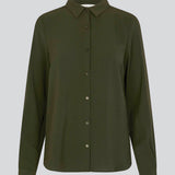 Classic shirt in dark green in a loose and relaxed silhouette. Ossa shirt has a small collar, slim cuff and buttons in a matching colour for a sleek design. 