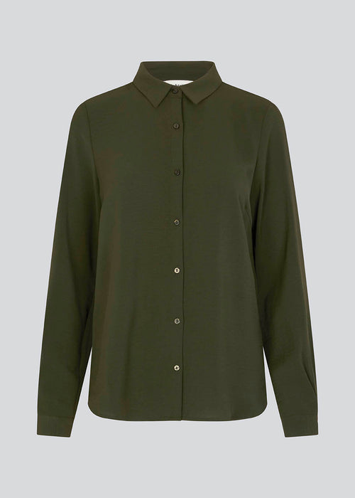 Classic shirt in dark green in a loose and relaxed silhouette. Ossa shirt has a small collar, slim cuff and buttons in a matching colour for a sleek design. 
