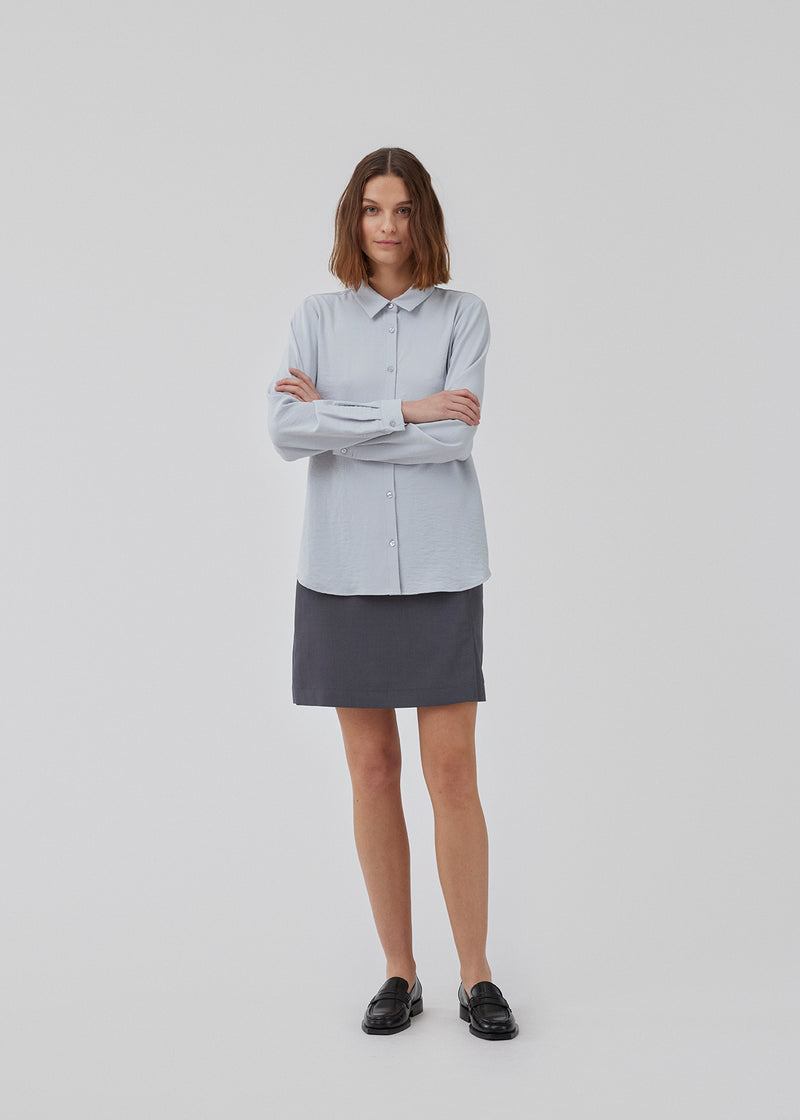 Classic shirt in grey in a loose and relaxed silhouette. Ossa shirt has a small collar, slim cuff and buttons in a matching colour for a sleek design. The model is 173 cm and wears a size S/36