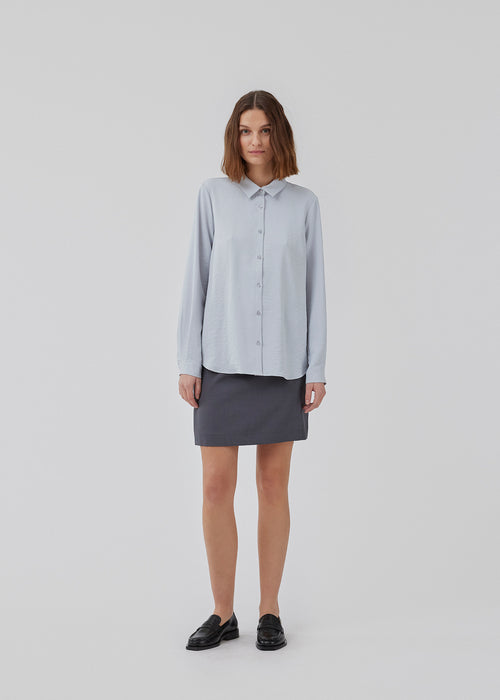 Classic shirt in grey in a loose and relaxed silhouette. Ossa shirt has a small collar, slim cuff and buttons in a matching colour for a sleek design. The model is 173 cm and wears a size S/36