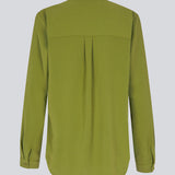 Our classic OssaMD shirt in green has a loose and relaxed silhouette. Ossa shirt has a small collar, slim cuff and buttons in a matching colour for a sleek design.&nbsp;