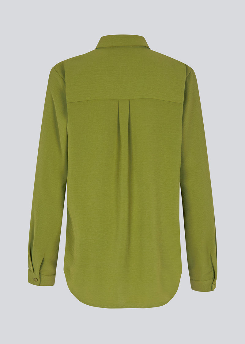 Our classic OssaMD shirt in green has a loose and relaxed silhouette. Ossa shirt has a small collar, slim cuff and buttons in a matching colour for a sleek design.&nbsp;