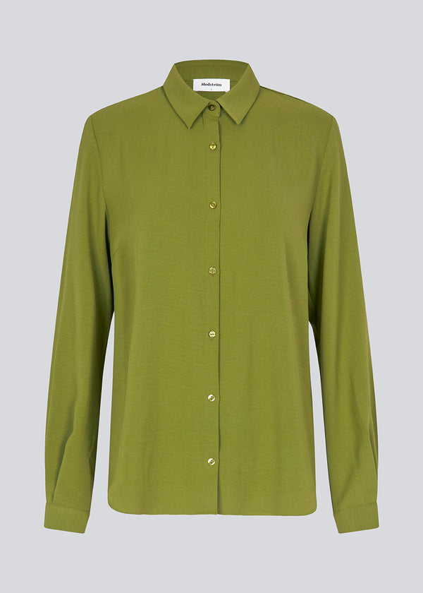 Our classic OssaMD shirt in green has a loose and relaxed silhouette. Ossa shirt has a small collar, slim cuff and buttons in a matching colour for a sleek design.&nbsp;