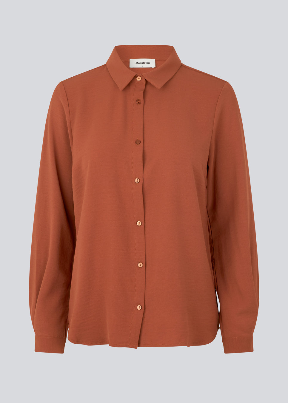 Classic shirt in the color maple in a loose and relaxed silhouette. Ossa shirt has a small collar, slim cuff and buttons in a matching colour for a sleek design. The model is 173 cm and wears a size S/36