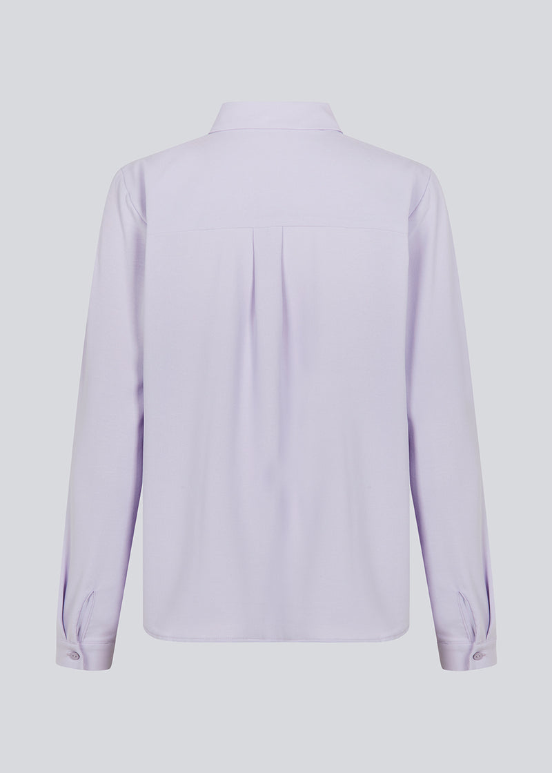 Classic purple shirt in a loose and relaxed silhouette. Ossa shirt has a small collar, slim cuff and buttons in a matching colour for a sleek design. The model is 173 cm and wears a size S/36