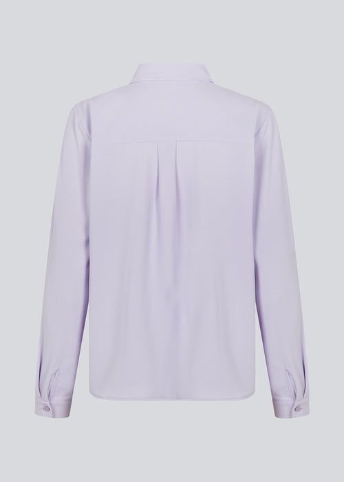 Classic purple shirt in a loose and relaxed silhouette. Ossa shirt has a small collar, slim cuff and buttons in a matching colour for a sleek design. The model is 173 cm and wears a size S/36