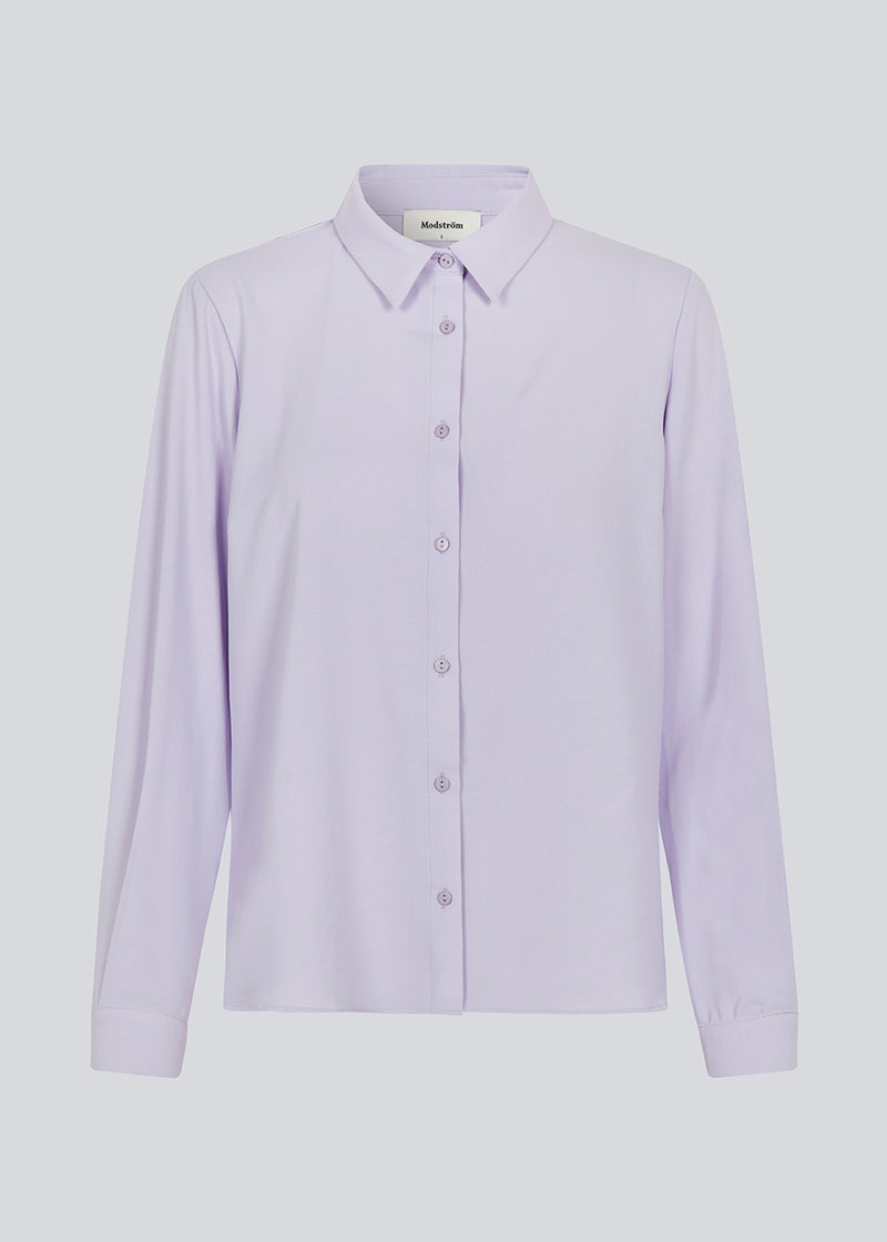 Classic purple shirt in a loose and relaxed silhouette. Ossa shirt has a small collar, slim cuff and buttons in a matching colour for a sleek design. The model is 173 cm and wears a size S/36