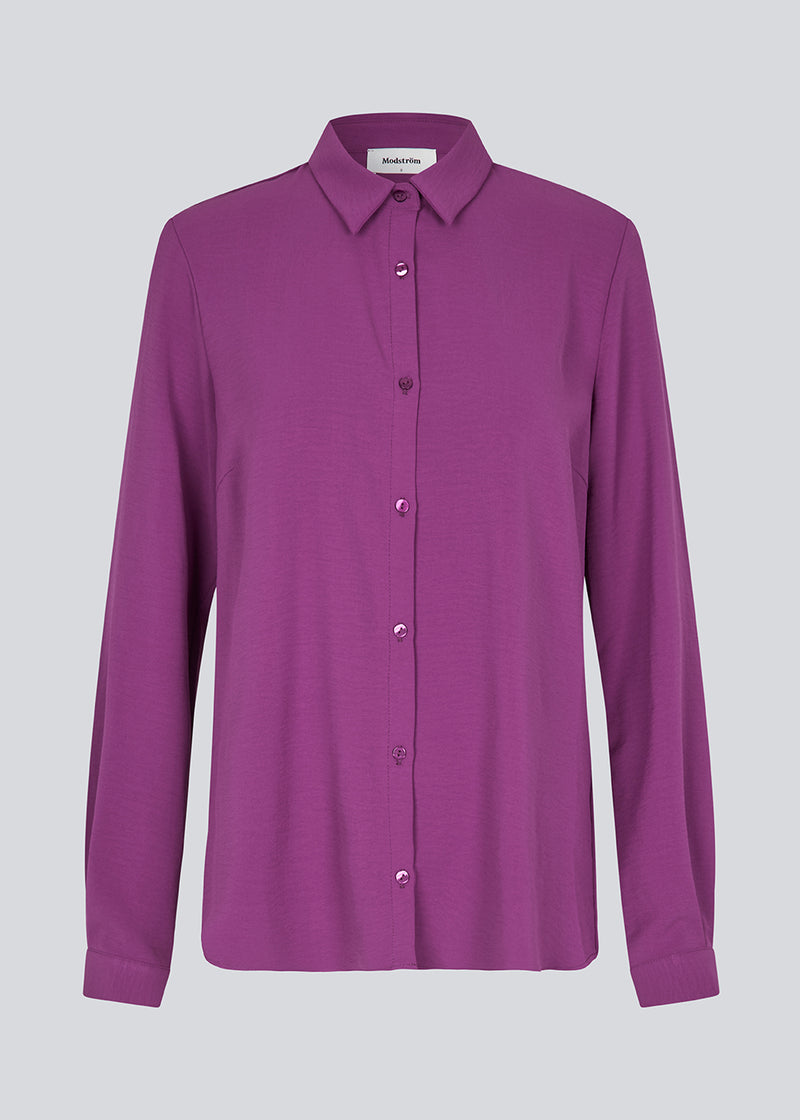 Classic shirt in a purple color with a loose and relaxed silhouette. Ossa shirt has a small collar, slim cuff and buttons in a matching colour for a sleek design.&nbsp;