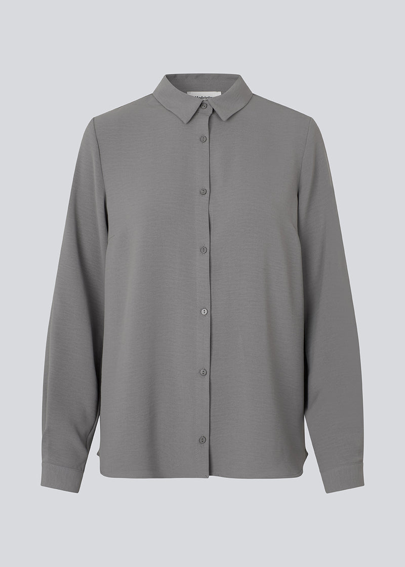 Classic shirt in grrey in a loose and relaxed silhouette. Ossa shirt has a small collar, slim cuff and buttons in a matching colour for a sleek design. The model is 173 cm and wears a size S/36